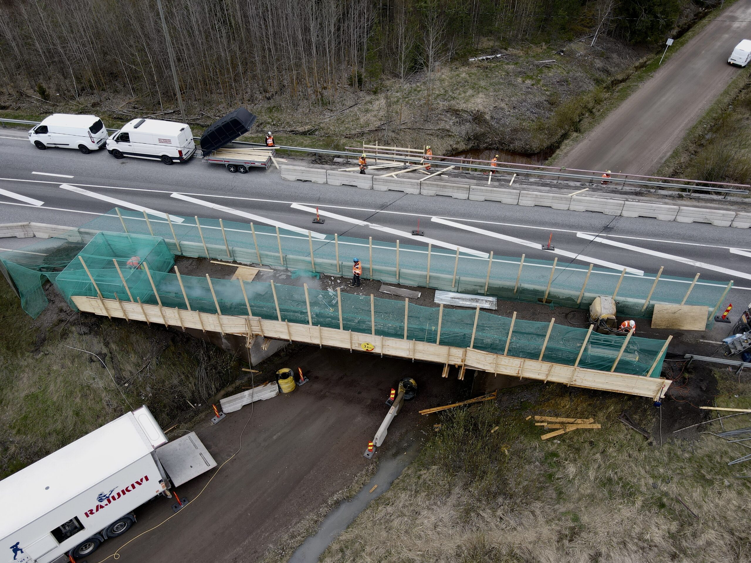 RAJUKIVI TOTEUTTAA LAADUKKAAT VESIPIIKKAUSTYÖT
